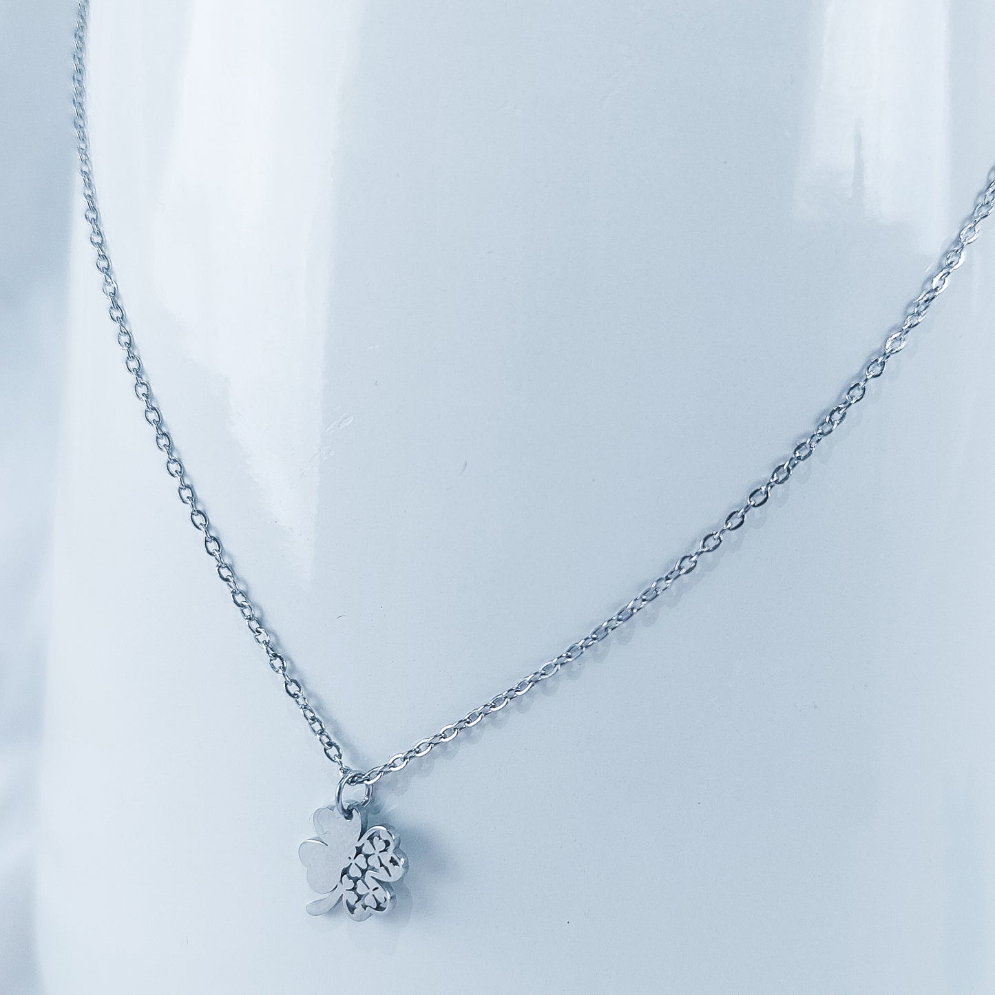 Colar de Aço Inoxidável com Pendente de Trevo