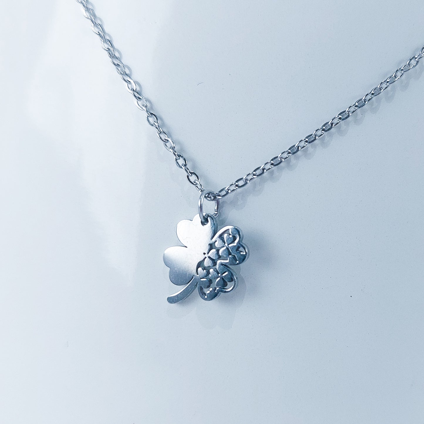 Colar de Aço Inoxidável com Pendente de Trevo