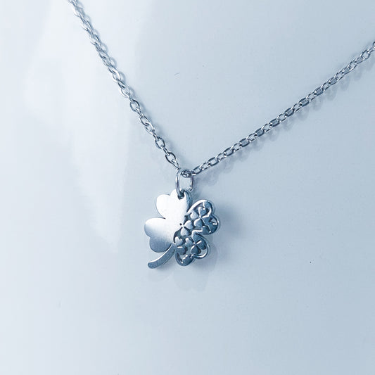Colar de Aço Inoxidável com Pendente de Trevo