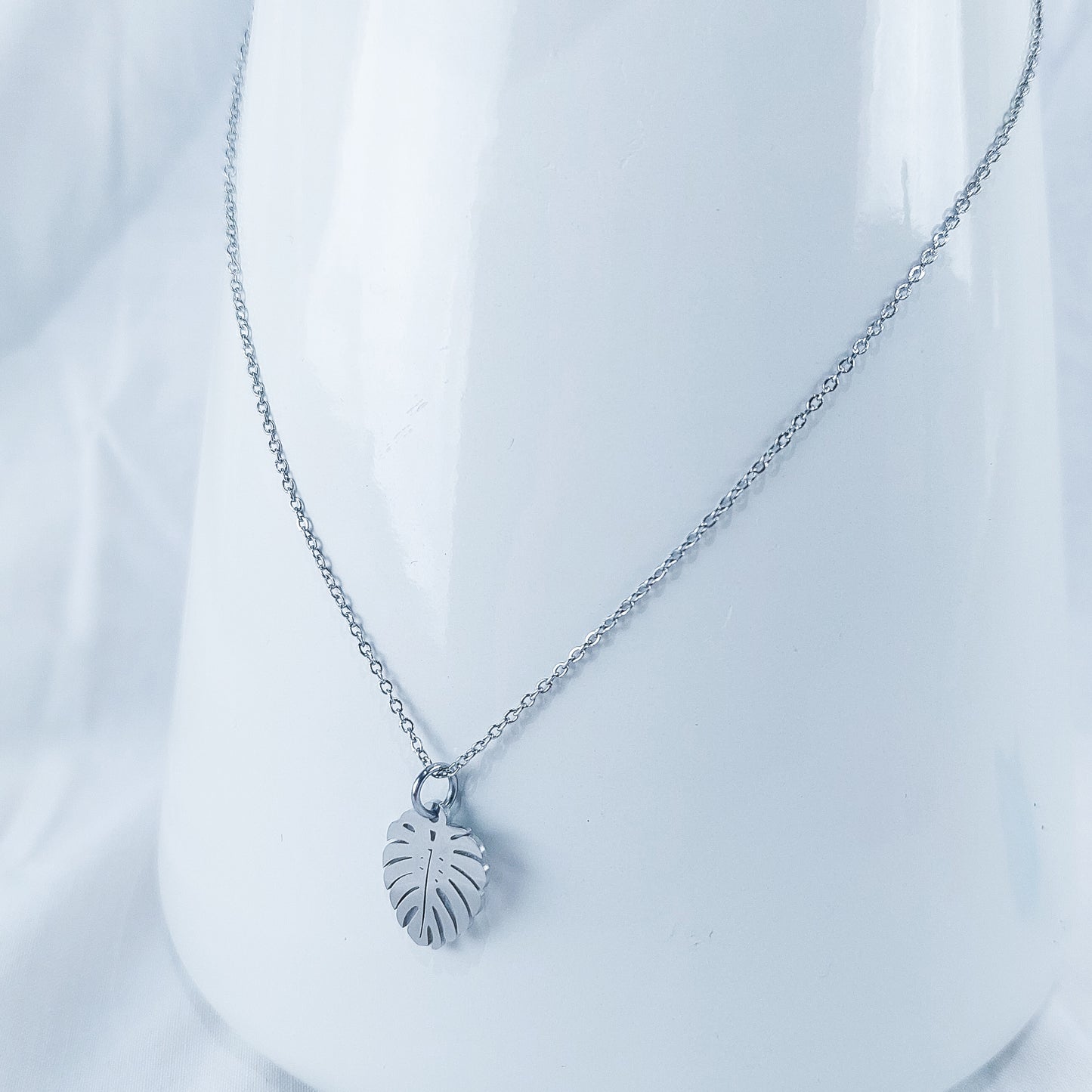Colar de Aço Inoxidável com Monstera