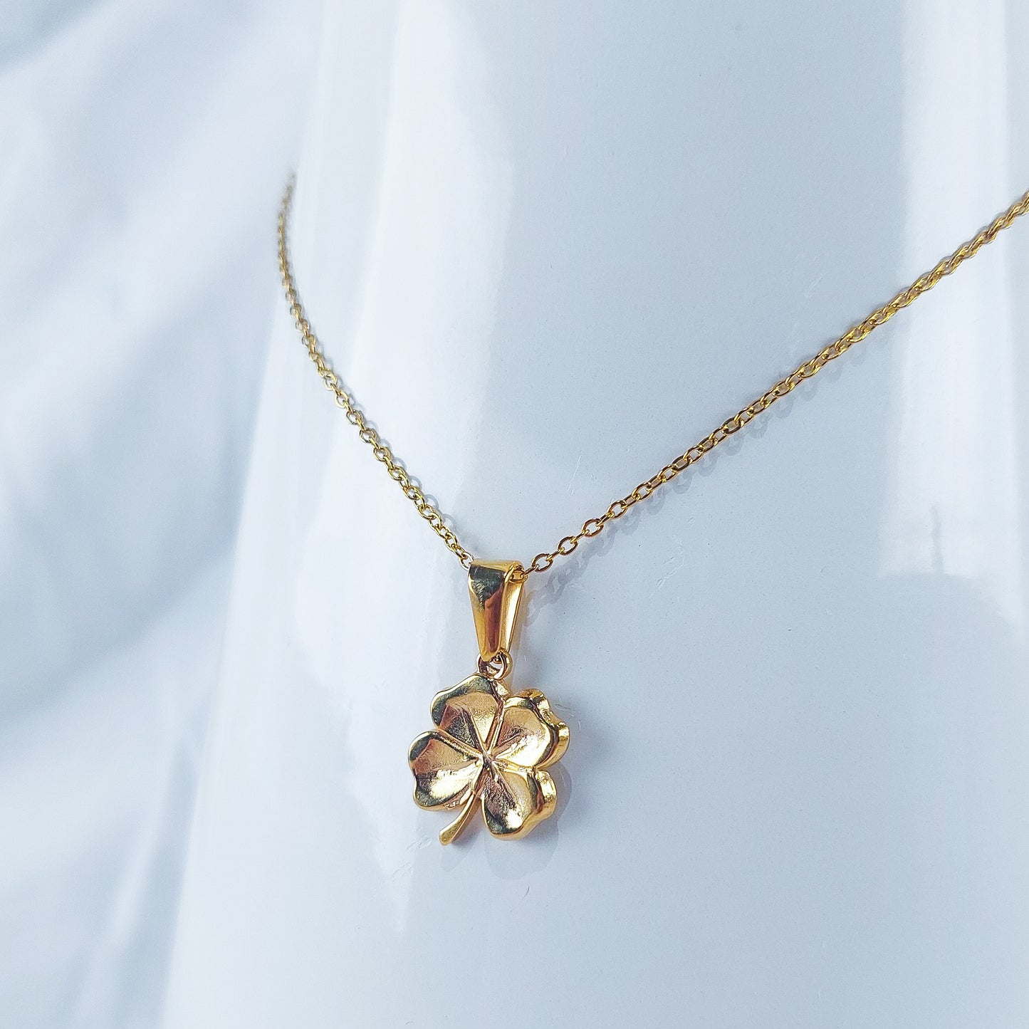 Colar de Aço Inoxidável com Trevo Dourado