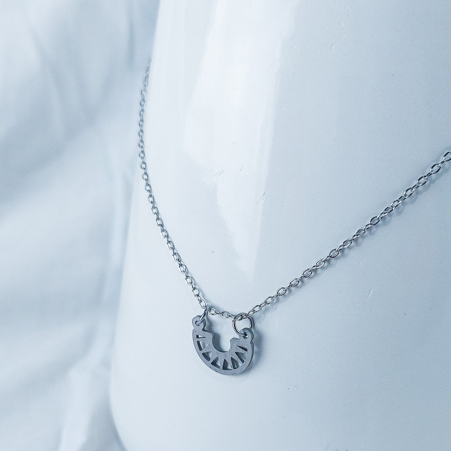 Colar de Aço Inoxidável com Meio Sol