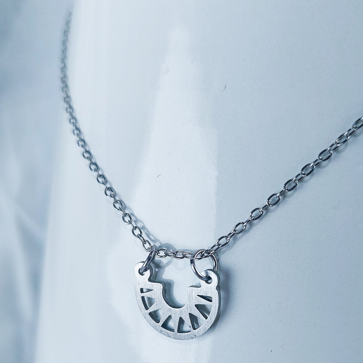 Colar de Aço Inoxidável com Meio Sol